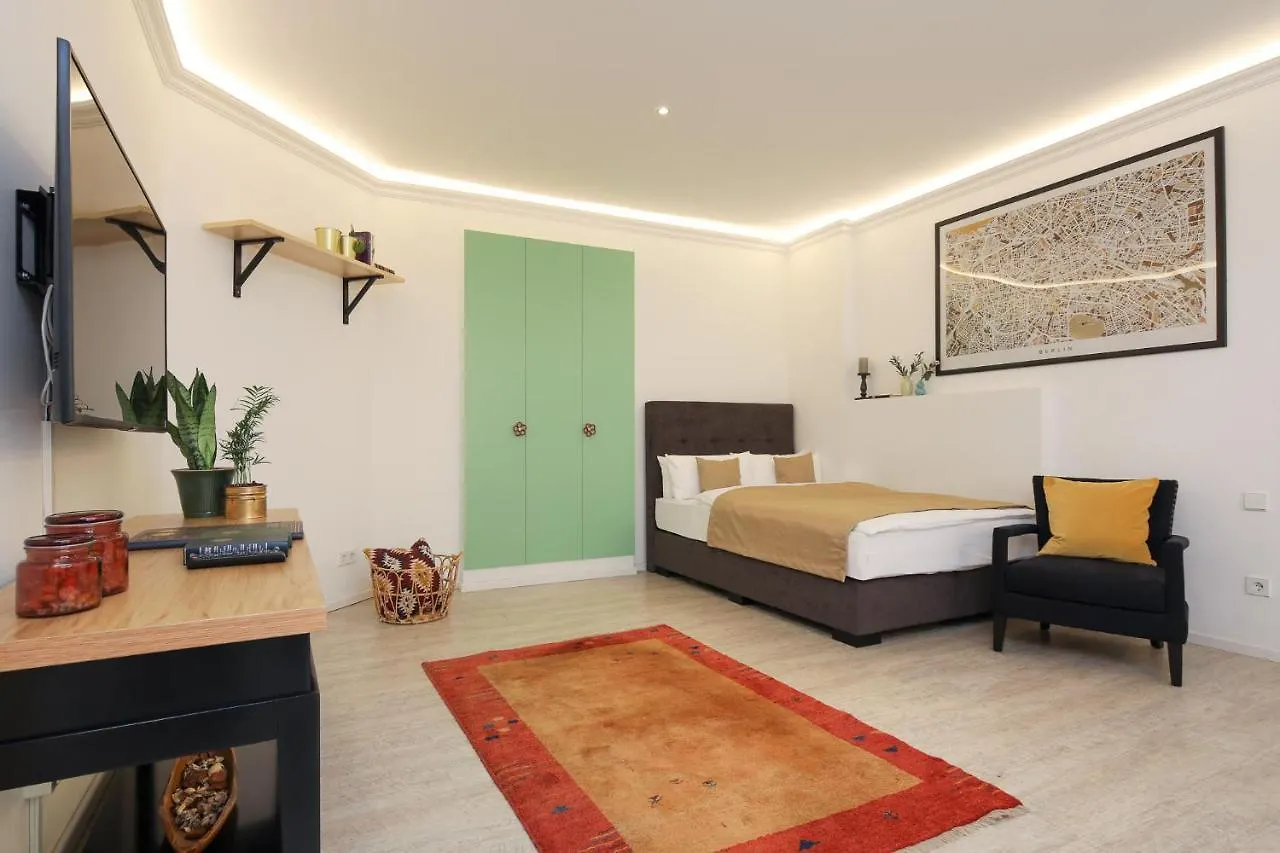 5 Personen Altbau nahe Kurfürstendamm Berlin